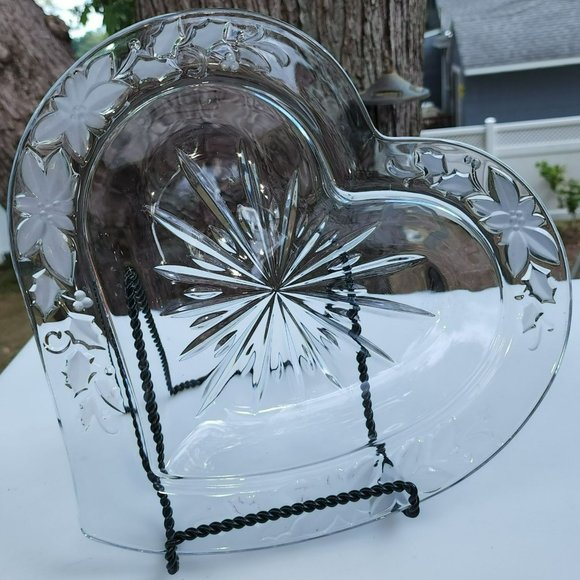Mikasa Vintage Crystal Heart‎ Shape Dish Frosted Raised leaves 13in - Picture 4 of 12